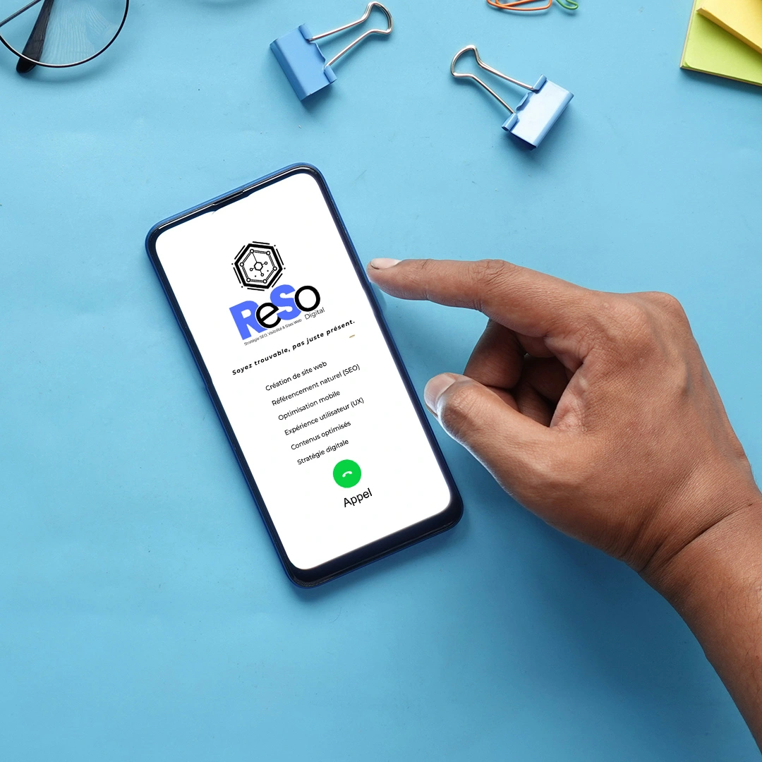 Consultant SEO ReSo Digital visible sur un smartphone, illustrant la prise de contact via WhatsApp à Givry.