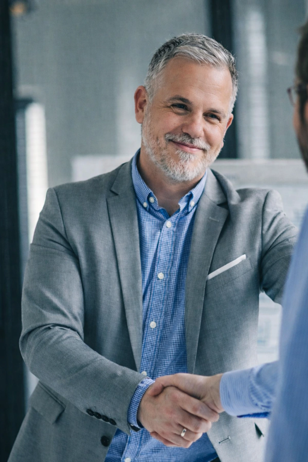 Consultant SEO échangeant avec un dirigeant d’entreprise locale à chalon sur saone